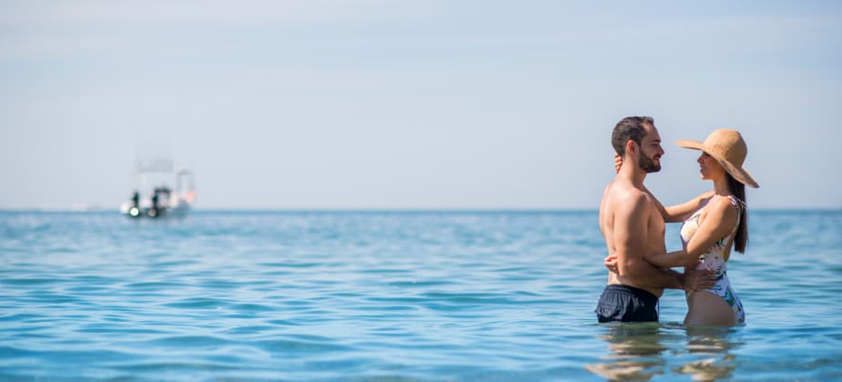 pareja-de-esposos-en-la-playa-azul-turquesa-de-club-regina-puerto-vallarta