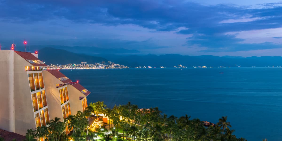 hermosa-vista-de-club-regina-vallarta-de-noche