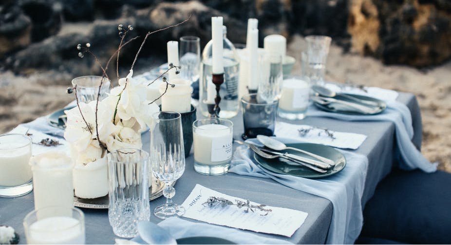 beautiful-ornate-table-for-weddings-in-front-of-the-ocean-of-club-regina-puerto-vallarta